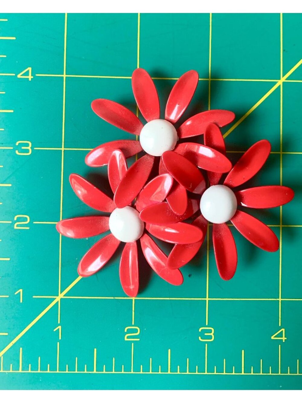 Brooch Vintage Brooch Pin Enamel Paint Red & White Daisy Flower Retro 1960's - Picture 4 of 4